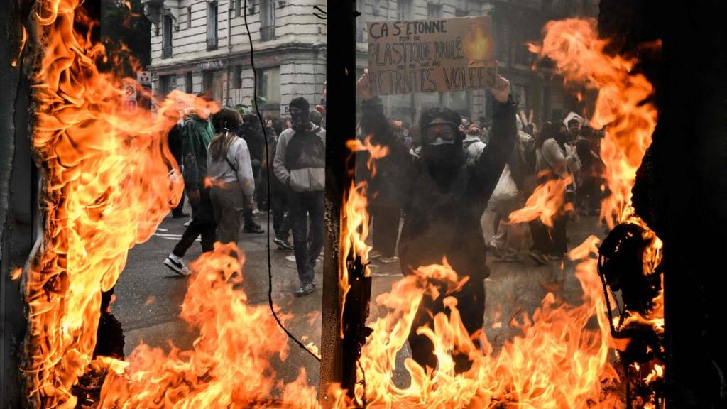 Demo Buruh di Paris Memprotes Kebijakan Macron dan&nbsp;Anti-NATO