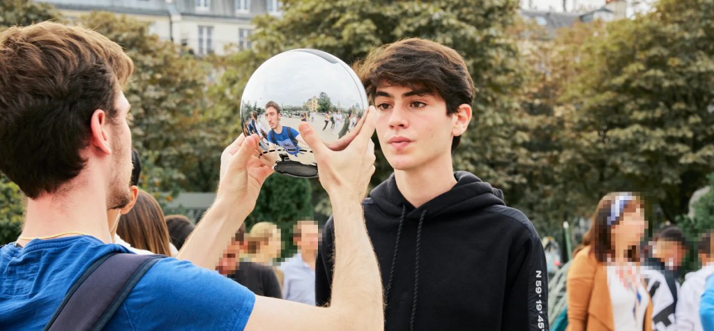 Calon pengguna Worldcoin rela mengantri dan matanya dipindai demi dapatkan koin gratis