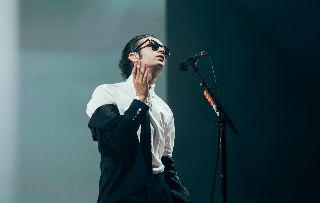 Buntut aksi panggung Matty Healy, pengacara siap bantu gugat The&nbsp;1975