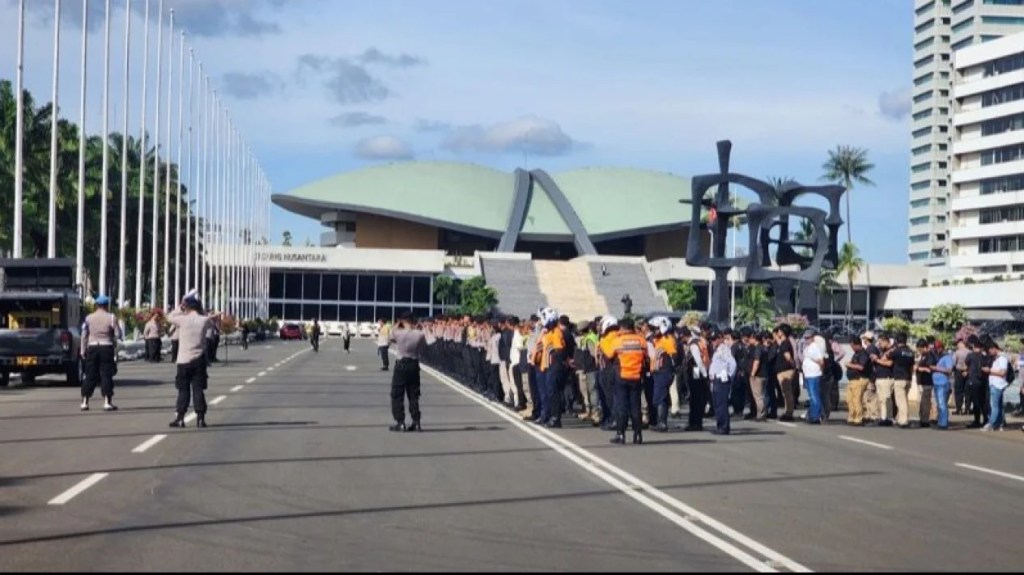 Mulai hari ini, lagu kebangsaan Negara Indonesia yaitu “Indonesia Raya”, wajib diputar setiap pagi hari di Gedung DPR