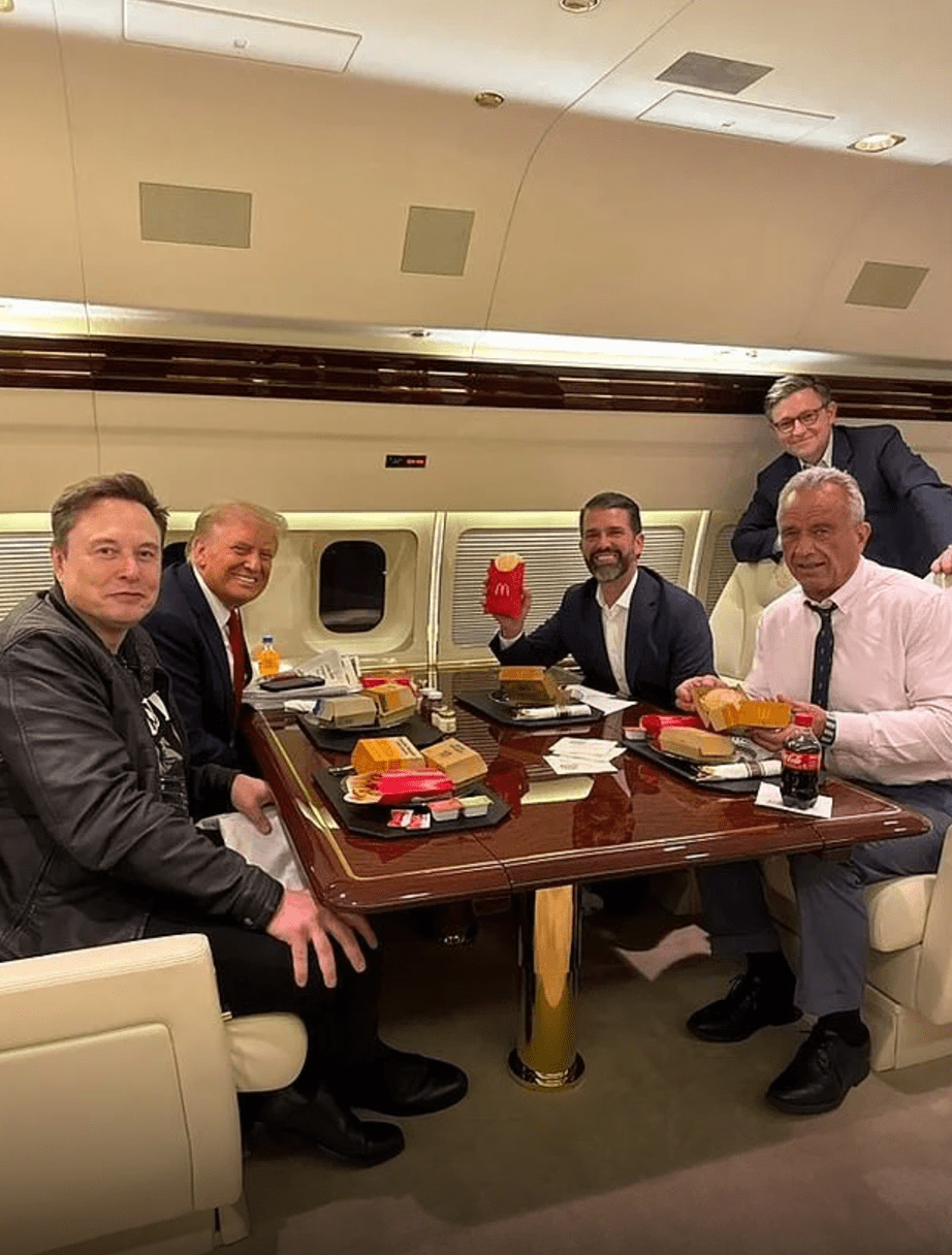 Momen Donald Trump, Elon Musk, RFK Jr., & Trump Jr. foto bersama saat sedang makan McDonald’s