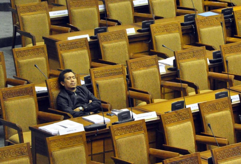 Menurut survei dari Ipsos: “Politisi & Polisi adalah profesi paling tidak dipercaya oleh Masyarakat Indonesia”